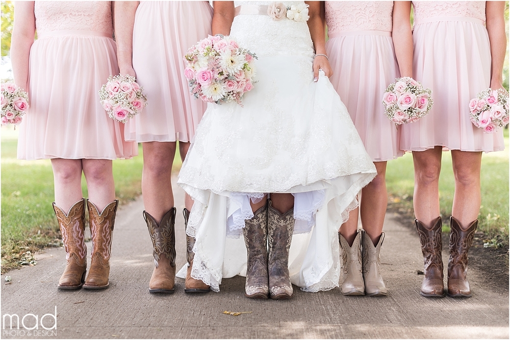 Iowa Outdoor Country Chic Wedding | Maddie Peschong Photography