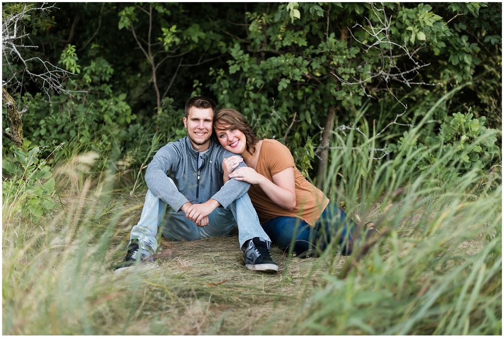 Engagement Session at grassy Sertoma Park | Maddie Peschong Photography