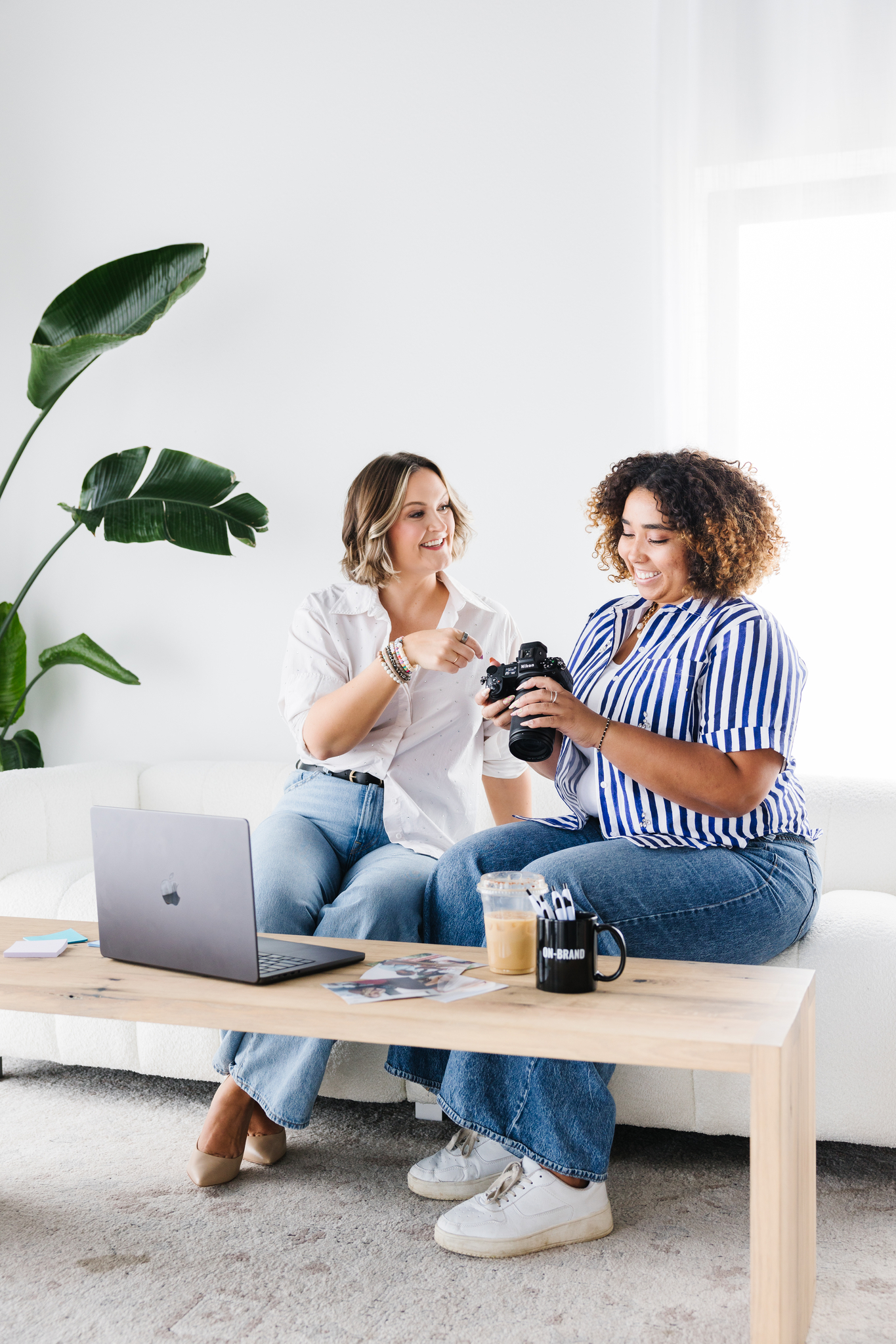 Maddie coaching other brand photographer on client processes and galleries